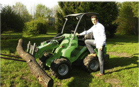 Bayern-Profi Jörg Butt nutzt den Avant 635 Multifunktionslader und etliche Anbaugeräte für Gartenarbeiten.